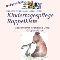 Bär und Hase in Interaktion, fröhlich; Kindertagespflege-Logo, bunte Schriftzüge.